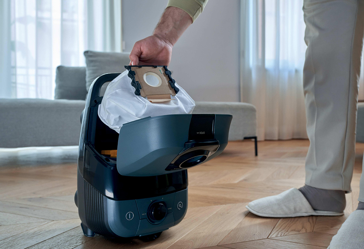 Απεικονίζεται η αφαίρεση της σακούλας.